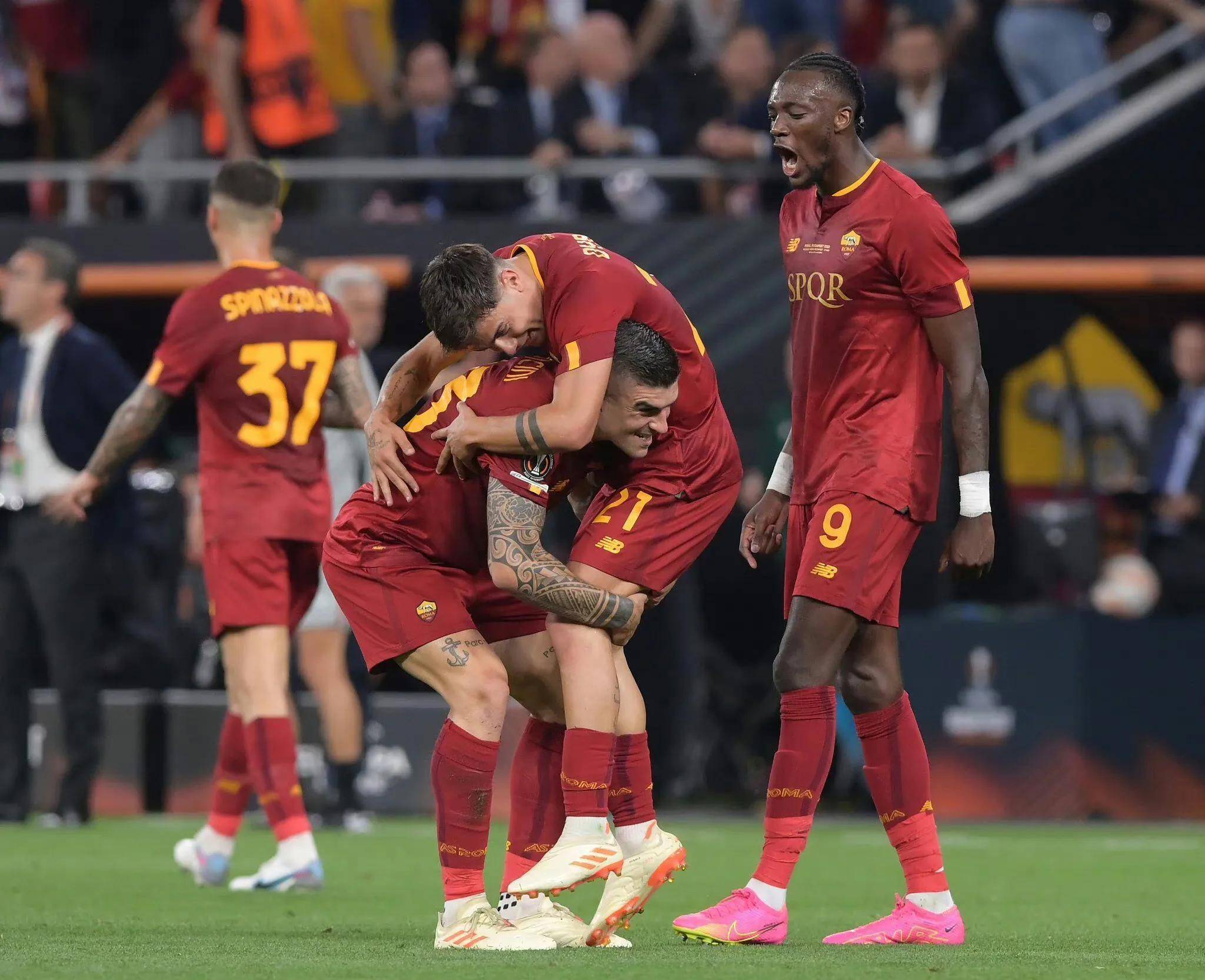 关于塞维利亚训练开放日，今晚状态回暖引欢呼，欧联在即，资深球员宣示担当的信息