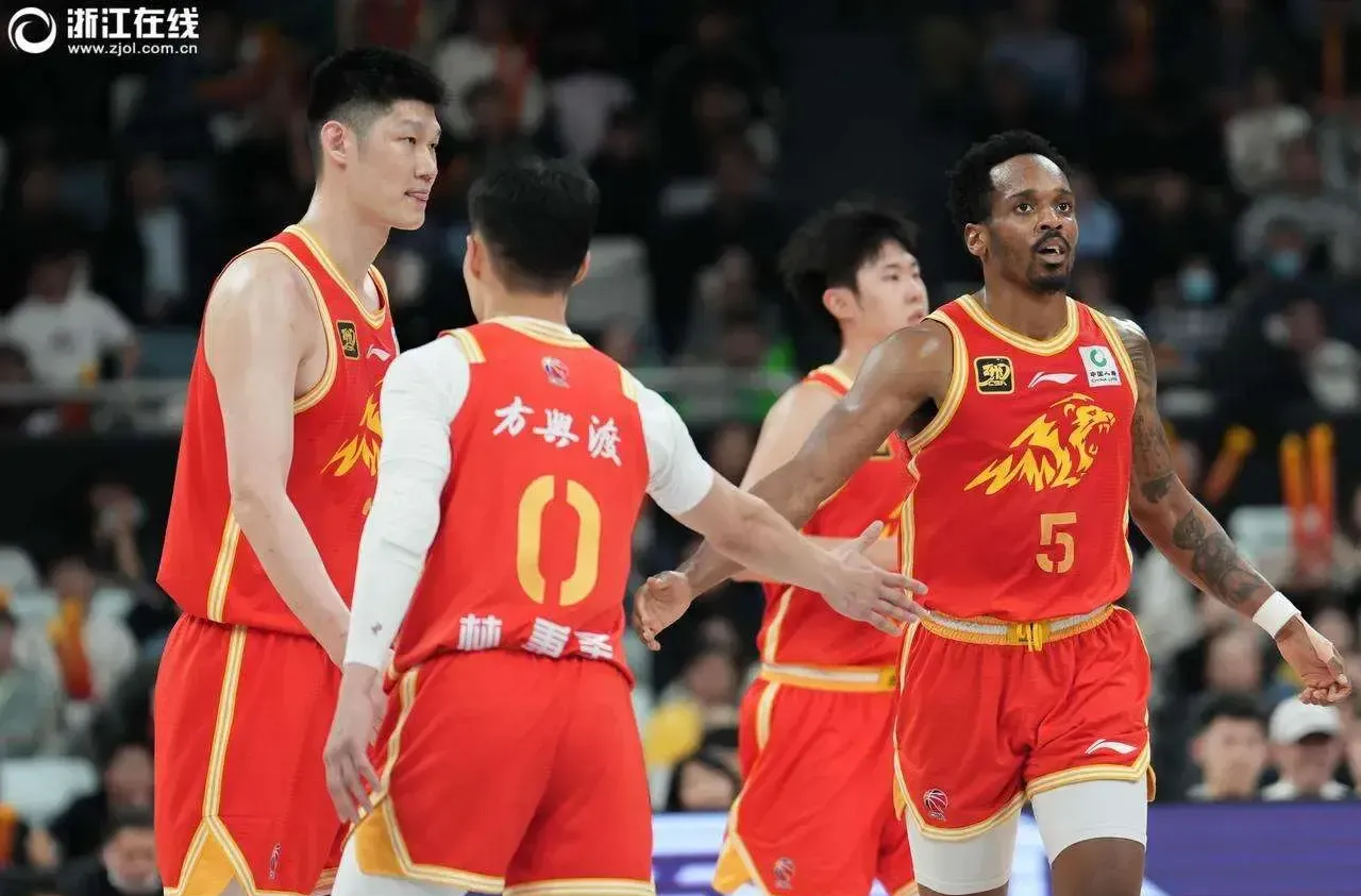 全明星赛赛前再迎强敌，广厦男篮再遭质疑，主帅态度——信心回归，心理建设被强调的简单介绍