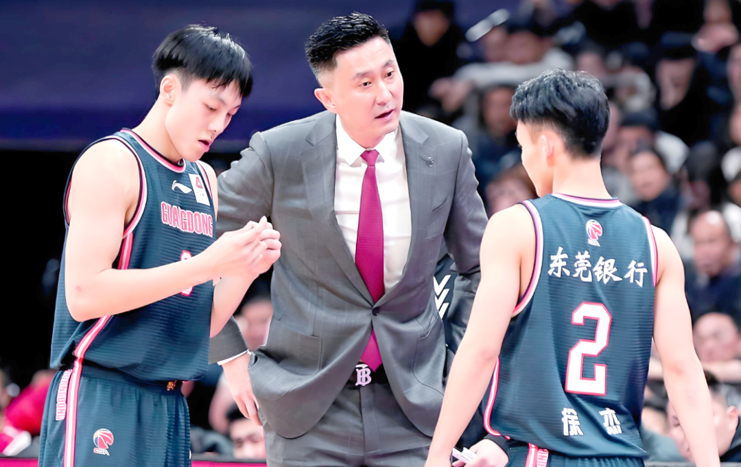 广州队发布备战花絮，赛前回应争议，CBA季后赛任务艰巨，训练强度明显提升的简单介绍